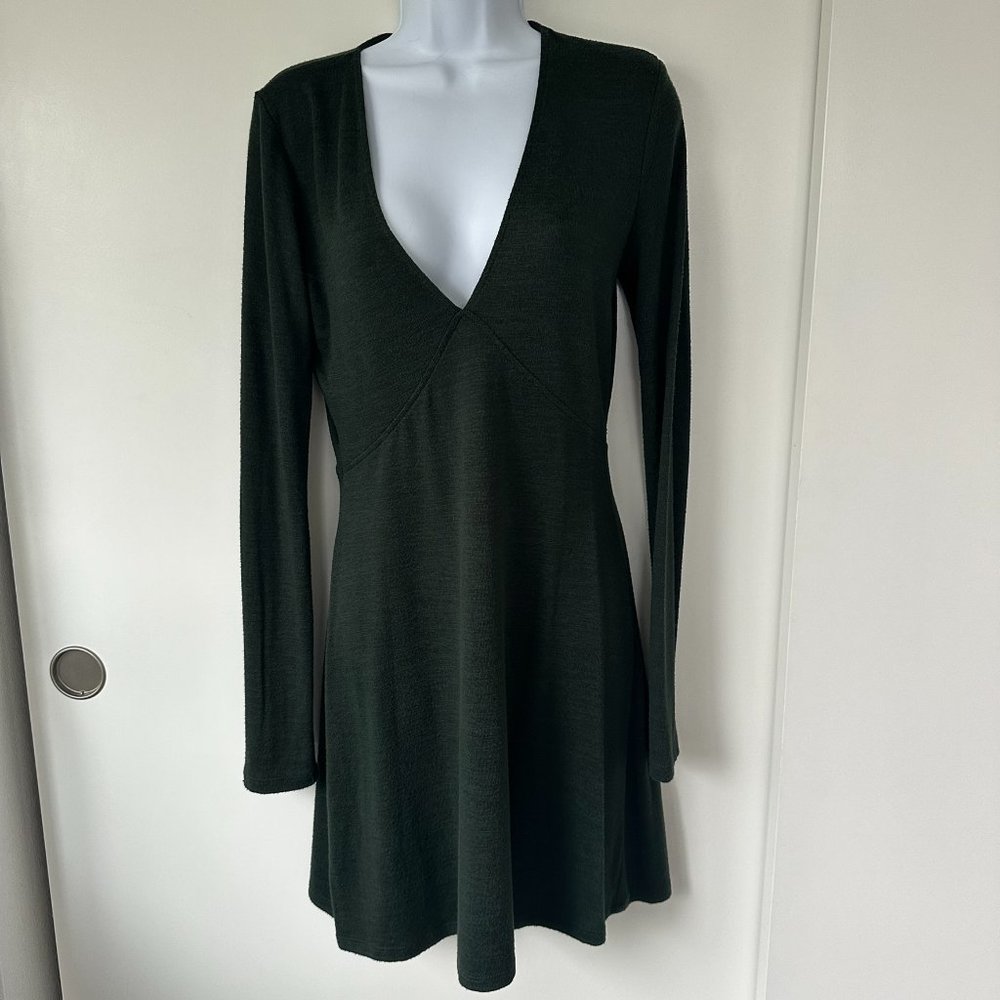 Aritzia Wilfred Free deep v neck green dress - M